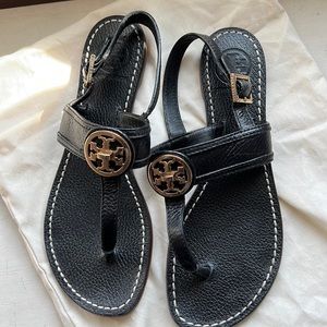 Black thong sandal with sling back
